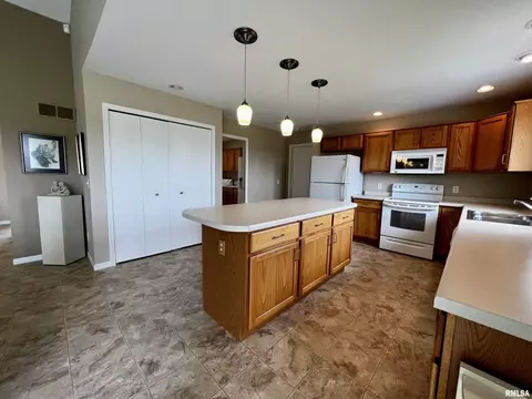 907 Oakview Dr, Macomb, IL 61455 photo 15