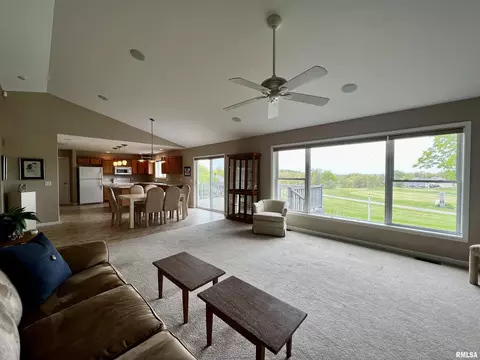 907 Oakview Dr, Macomb, IL 61455 photo 8