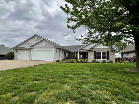 907 Oakview Dr, Macomb, IL 61455