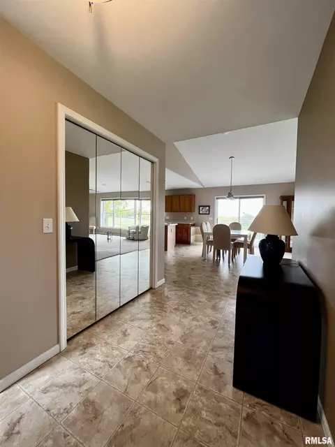 907 Oakview Dr, Macomb, IL 61455 photo 5
