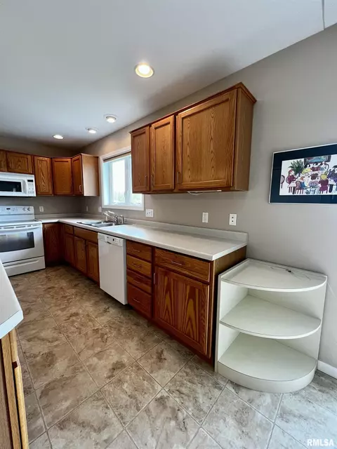 907 Oakview Dr, Macomb, IL 61455 photo 18