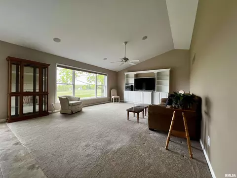 907 Oakview Dr, Macomb, IL 61455 photo 6
