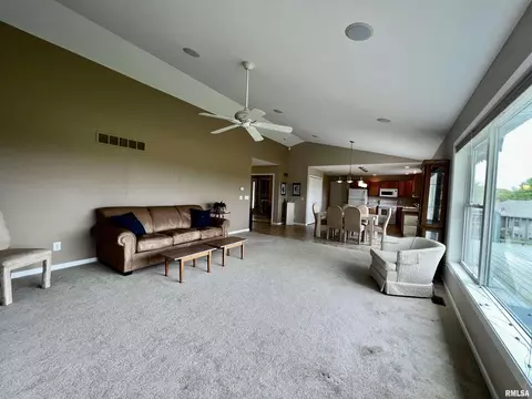 907 Oakview Dr, Macomb, IL 61455 photo 9