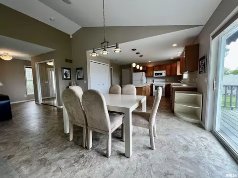907 Oakview Dr, Macomb, IL 61455 photo 14