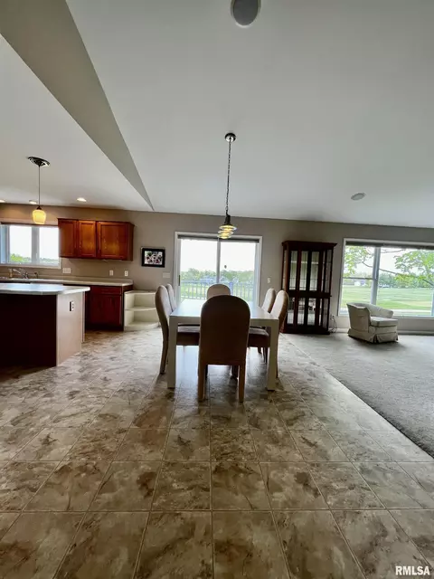 907 Oakview Dr, Macomb, IL 61455 photo 11