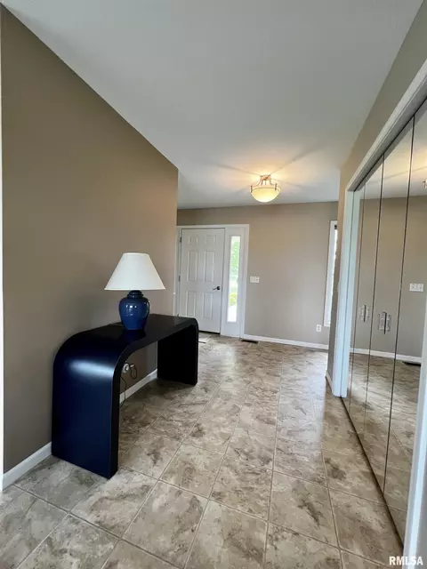 907 Oakview Dr, Macomb, IL 61455 photo 4