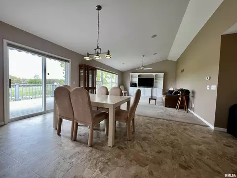 907 Oakview Dr, Macomb, IL 61455 photo 10