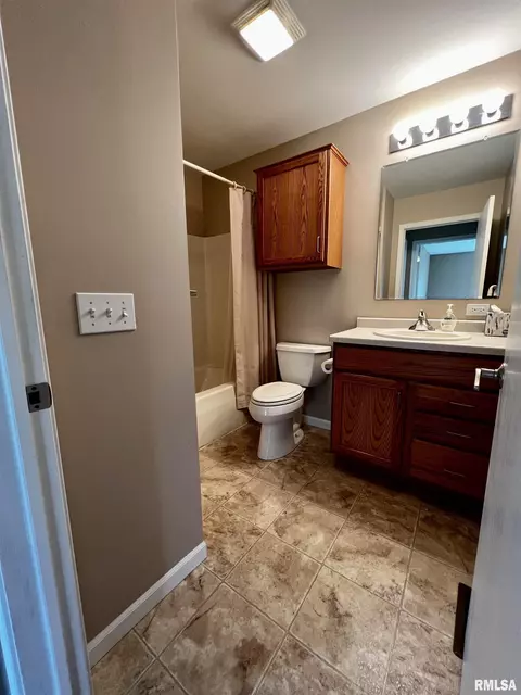 907 Oakview Dr, Macomb, IL 61455 photo 27