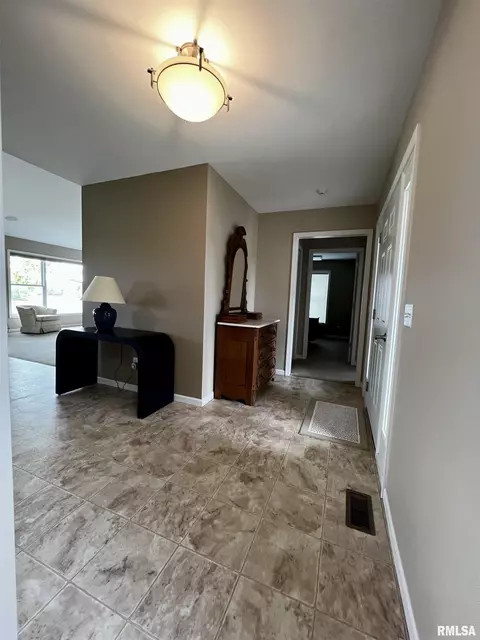 907 Oakview Dr, Macomb, IL 61455 photo 3