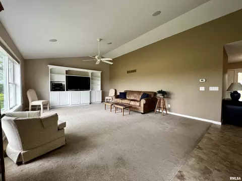 907 Oakview Dr, Macomb, IL 61455 photo 7