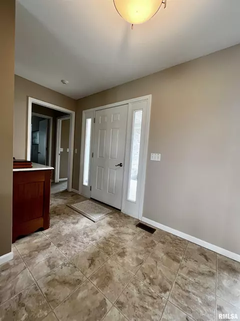 907 Oakview Dr, Macomb, IL 61455 photo 2