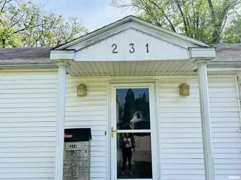 231 E Walker St, Macomb, IL 61455 photo 2
