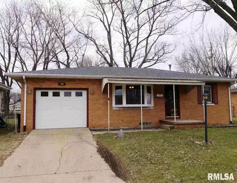 1106 S 11th St, Pekin, IL 61554