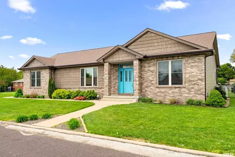 1609 N 4th St, Pekin, IL 61554