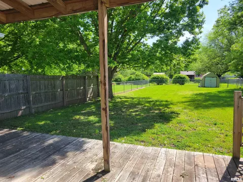 321 S Clay St, Macomb, IL 61455 photo 12