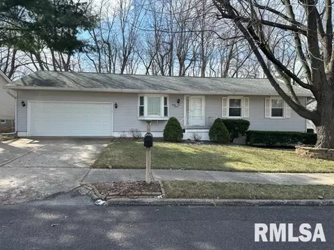 2214 Autumn Dr, Pekin, IL 61554