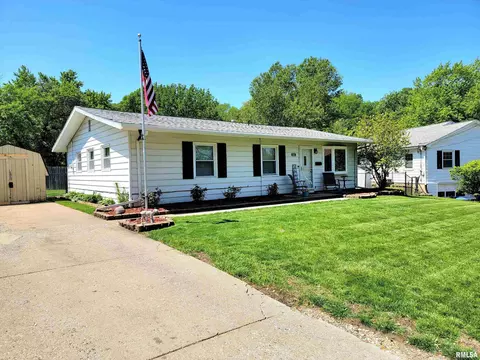 2202 Crestview Dr, Pekin, IL 61554