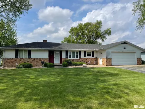 600 NE 2nd St, Hopedale, IL 61747