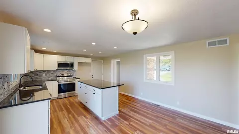 208 Elm Cir, Eureka, IL 61530 photo 9