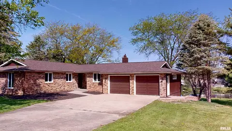 208 Elm Cir, Eureka, IL 61530