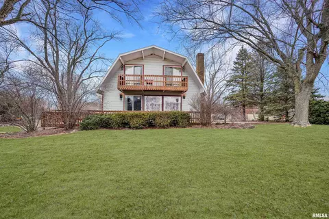 8 Carlton Dr, Mackinaw, IL 61755
