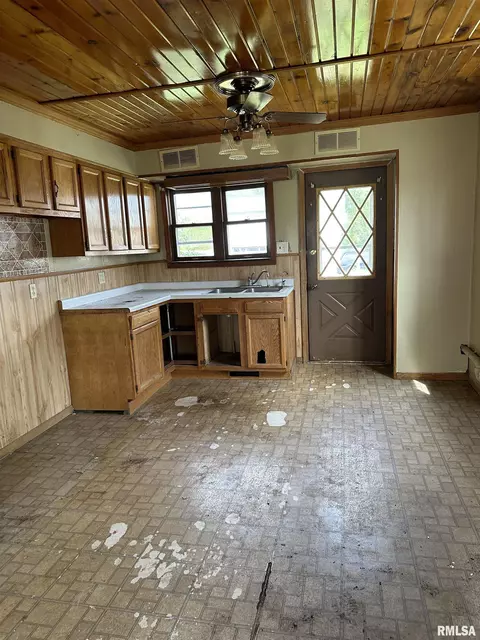 830 Franklin St, Kewanee, IL 61443 photo 3