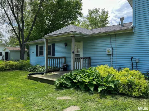 808 W 3rd St, Delavan, IL 61734 photo 2