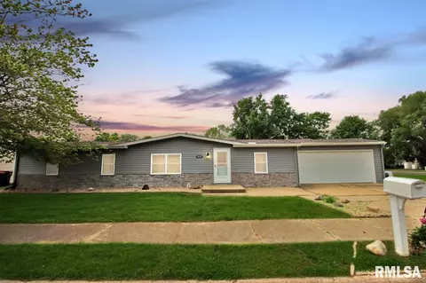 900 Eisenhower Dr, Pekin, IL 61554