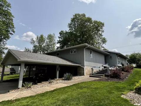 12 Hickory Grv, Macomb, IL 61455