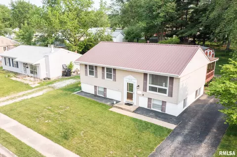 2112 Dominion St, Pekin, IL 61554