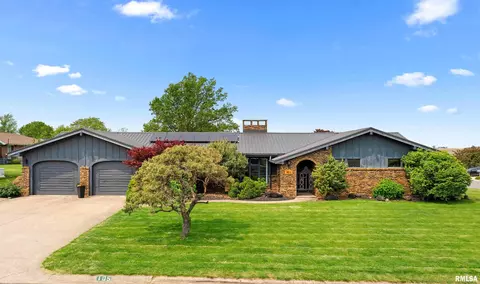 105 N 6th St, Roanoke, IL 61561