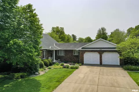 205 W Grove St, Wyoming, IL 61491