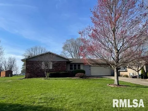 13 Lakeview Dr, Bushnell, IL 61422
