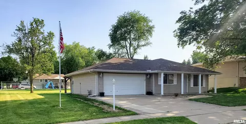 2120 Marigold Dr, Pekin, IL 61554
