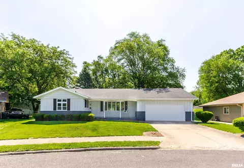 2113 Glenview Dr, Pekin, IL 61554