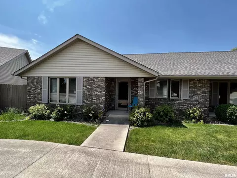 1074 Pine Tree Ln, Galesburg, IL 61401