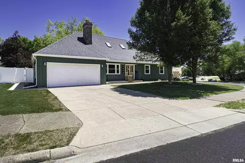 1802 Valencia Pl, Pekin, IL 61554