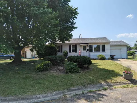 317 Edgewood Dr, Pekin, IL 61554