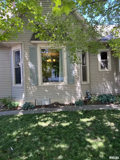 402 W Broadway, Astoria, IL 61501