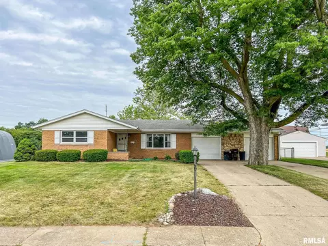 115 S Sweetbriar Dr, Chillicothe, IL 61523