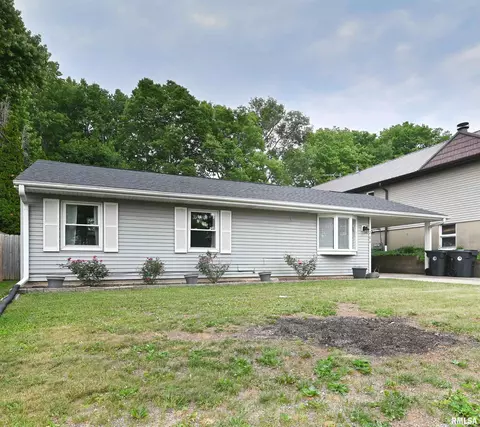 704 Grandview Ave, Pekin, IL 61554