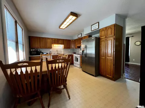 618 N Randolph St, Macomb, IL 61455 photo 4