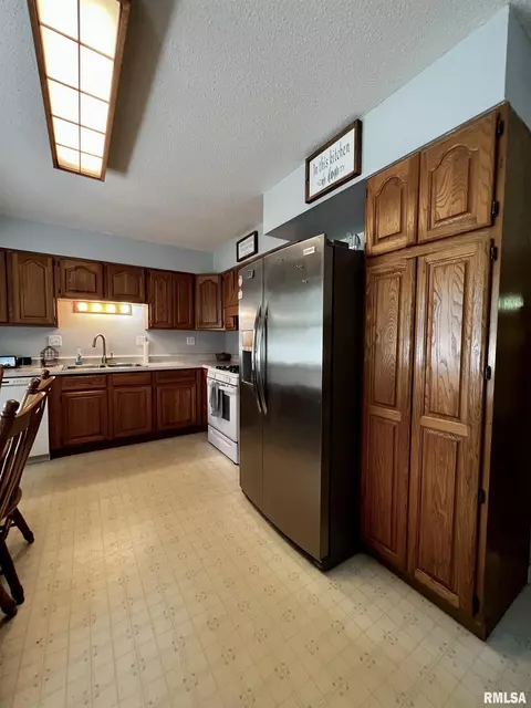 618 N Randolph St, Macomb, IL 61455 photo 6
