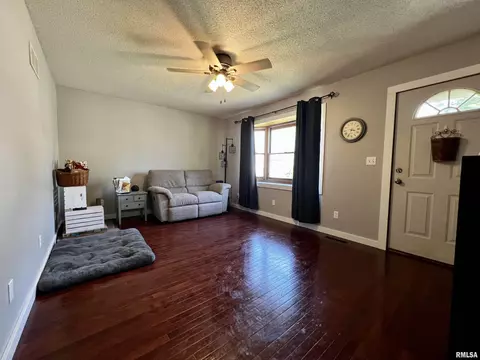 618 N Randolph St, Macomb, IL 61455 photo 2