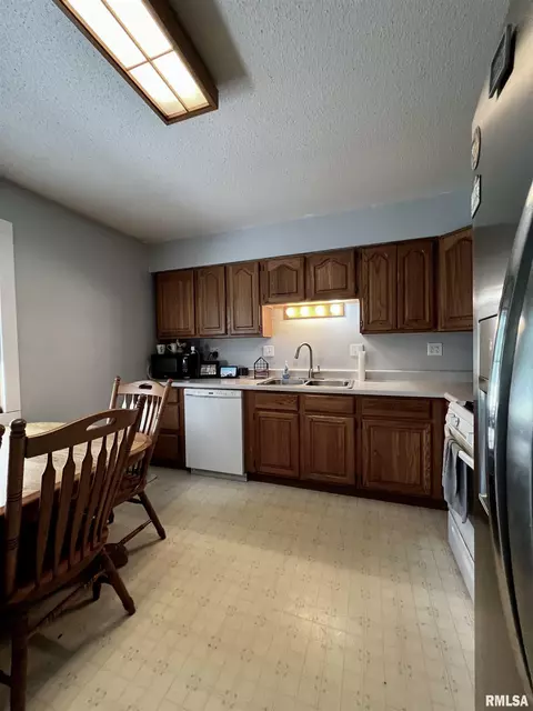 618 N Randolph St, Macomb, IL 61455 photo 7
