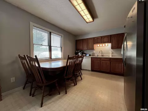 618 N Randolph St, Macomb, IL 61455 photo 5
