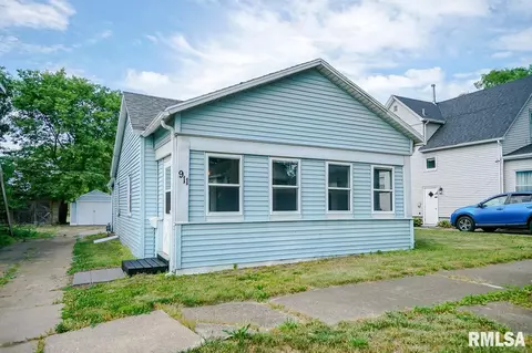 911 Ann Eliza St, Pekin, IL 61554