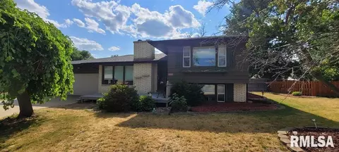 1501 W Shore Dr, Pekin, IL 61554