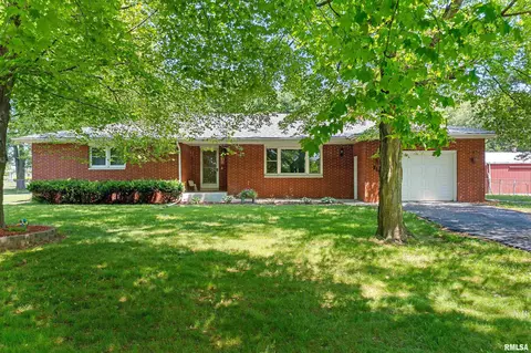 2100 California Rd, Pekin, IL 61554