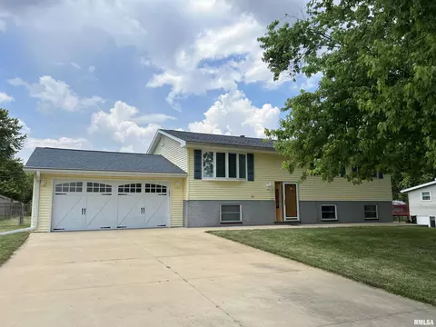 205 Daniel Pkwy, Washington, IL 61571